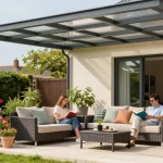 Moderne Terrassenüberdachungen mit gemütlichen Sitzgelegenheiten im Garten, einladende Atmosphäre