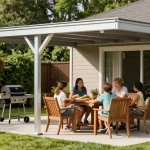 Terrassenüberdachung freistehend, stilvolles Aluminiumdach über Essbereich im Garten mit Familie und blühender Landschaft